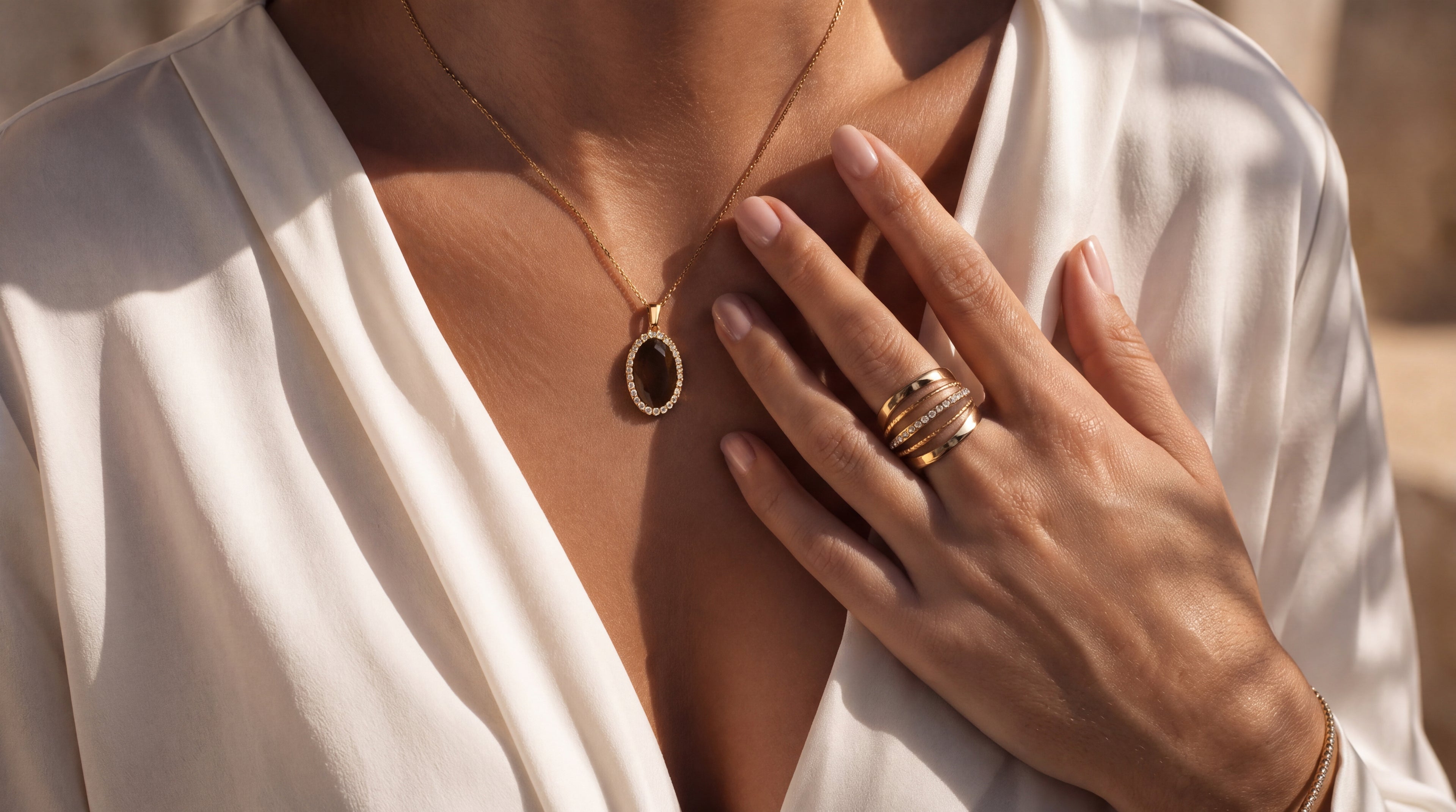 Mains portant bagues et collier Bijoux Deby